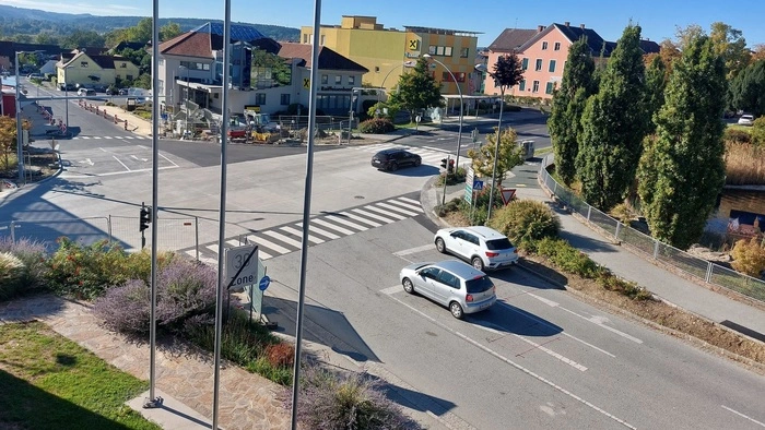 Ein Blick von oben auf die runderneuerte Kreuzung an der B54