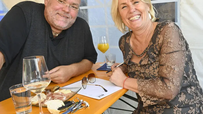 Firmenchef Siegfried Arztmann mit MTG-Touristikern Maria Wilhelm.