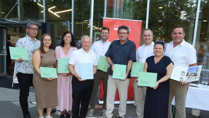 Beim Auftakt der Feldbacher Sommerspiele rückten die Ortsteile der Stadtgemeinde ins Rampenlicht: Präsentiert wurden der Bild- und Textband „Spuren überall – Die Ortsteile der neuen Stadt“