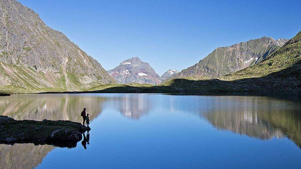 Im oberen der drei Landschitzseen ist an klaren Tagen der Hochgolling (2863 m) als Spiegelbild zu sehen
