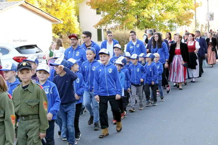 Ein buntes Bild bot am Samstag der Festzug mit den örtlichen Vereinen durch den Markt. 