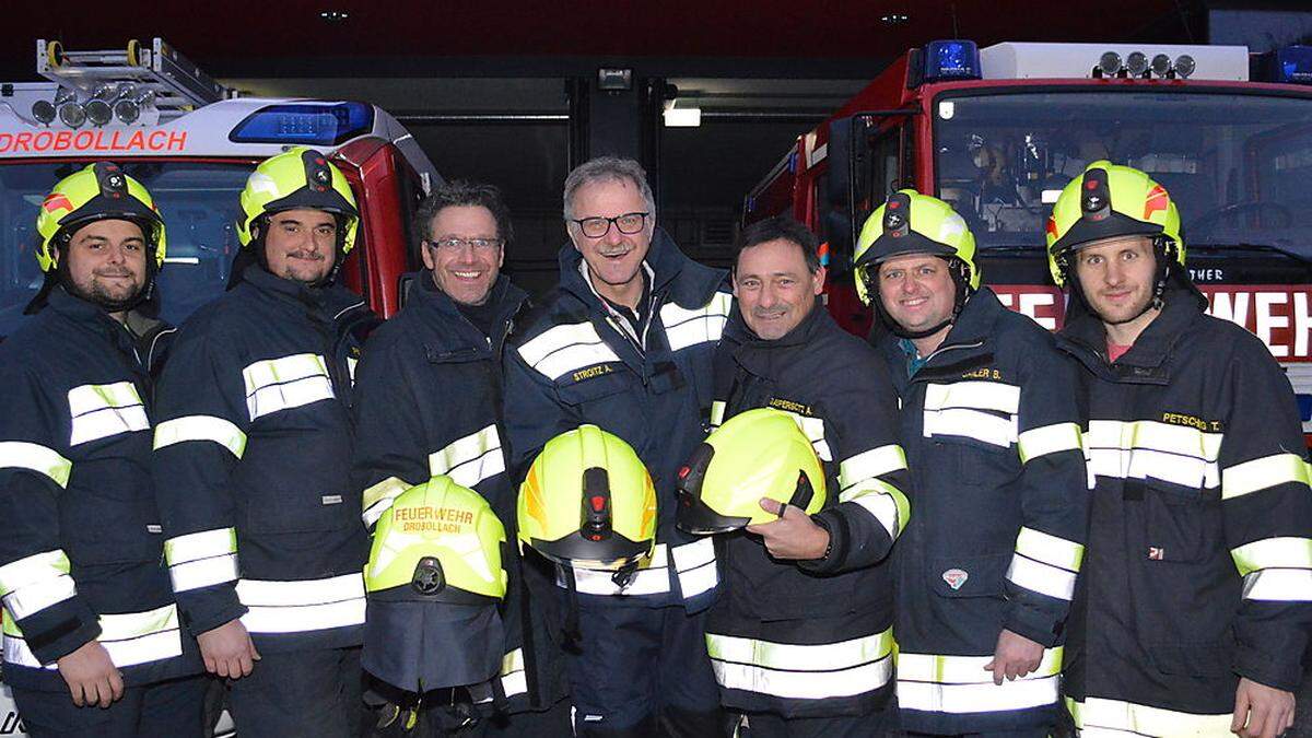 Kommandant Andreas Stroitz (Mitte) und die Kameraden freuen sich über die neuen Helme