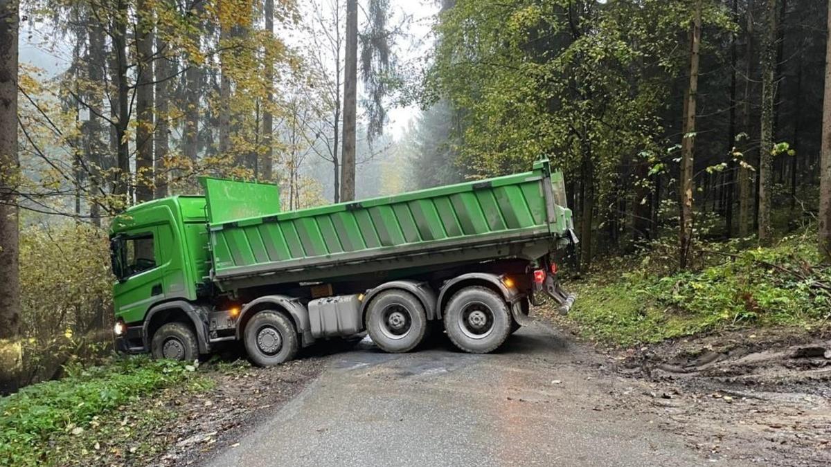 Im aufgeweichten Boden blieb der Lkw stecken