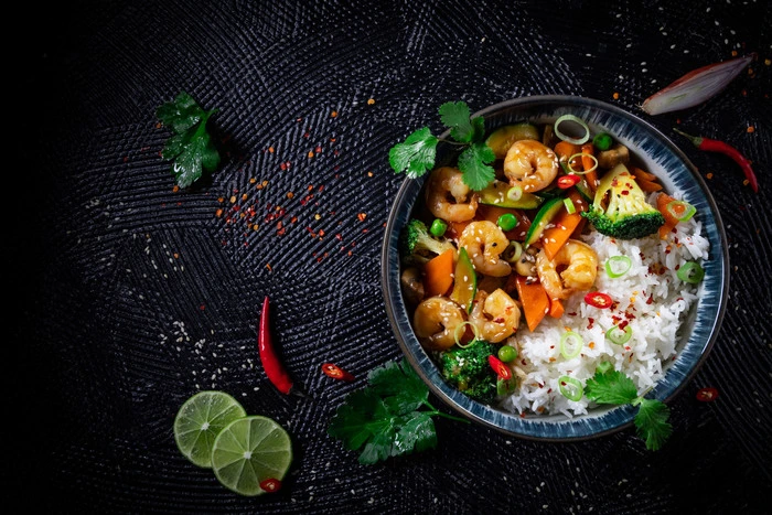 Kombiniert wird aus verschiedenen Zutaten, als Basis dienen verschiedene Reis-Sorten oder Nudeln, danach folgen Proteine in Form von warmen Fleisch-, Fisch-, Gemüse- oder Tofu-Gerichten, die regelmäßig variieren. Komplettiert wird die Bowl mit Toppings wie Koriander, Sesam, Chiliflocken oder Peanut-Crunch und unterschiedlichen Saucen.