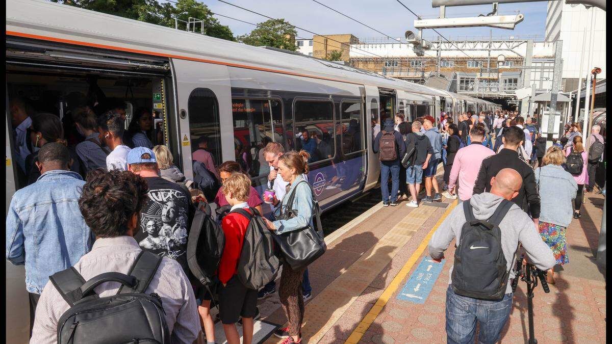 Landesweit lag die Hälfte der Bahnstrecken vollständig still, und auf den übrigen Strecken fuhren nur wenige Züge. Rund 40 Städte waren mit der Bahn an diesem Tag überhaupt nicht erreichbar.