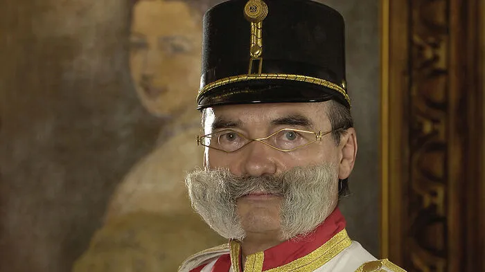 Der Kapfenberger Ewald Harrer, bekannt als „Kaiser Franz Joseph“, feiert 2017 sein 50-Jahr-Jubiläum als Gastronom und setzte sich in der Obersteiermark durch. Seine Paraderolle verdankt er dem Schauspieler Karlheinz Böhm.