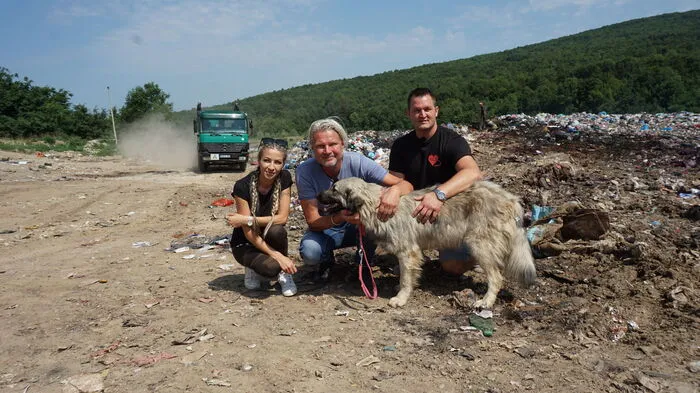 Amra und Michael Midzan mit "hundkatzemaus"-Moderator Frank Weber (mi.) beim Einsatz in Bihac