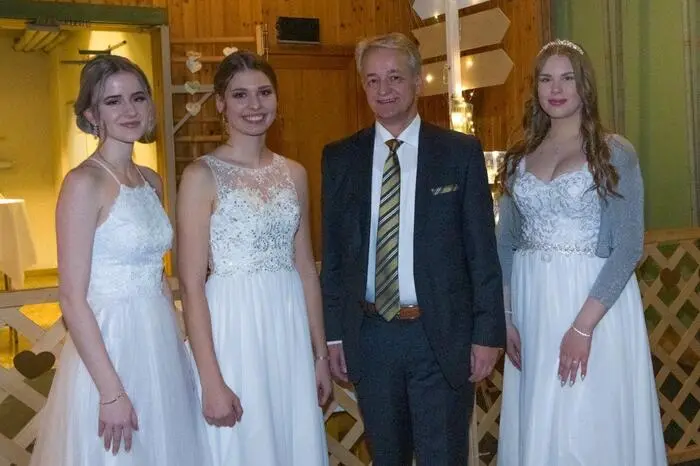 Freudestrahlend und mit launigen Worten eröffnete Direktor Herbert Hofer den Maturaball, als neuer Schulleiter war es seine erste Balleröffnung