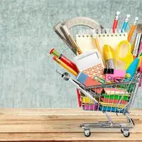Gerade zum Schulstart wird es für Familien mit Kindern teuer. Die Caritas will mit einer Schulstart-Aktion jetzt helfen.