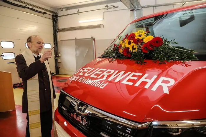 Nach der Ansprache des Kommandanten der Feuerwehr Knittelfeld, Arnold Schlick, segnete Feuerwehrkurat Pater Gabriel das neue Fahrzeug für die zukünftigen Aufgaben.