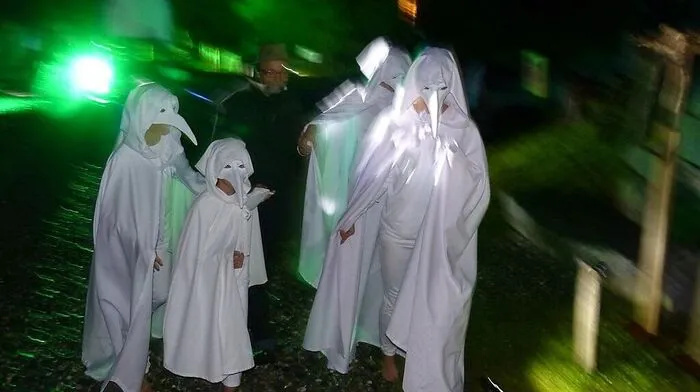 Schnabelmenschen bei der Eröffnung des Mythenplatzes mit Heilquellenhaus in St. Jakob