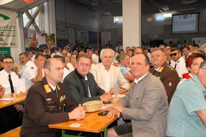 Bei der Feierlichkeit am Sonntag freute sich Kommandant Werner Kriegl mit der Bevölkerung von Nitscha und zahlreichen Feuerwehrmitgliedern des Abschnitts Gleisdorf und Umgebung über das neue Fahrzeug. Viele Ehrengäste, an der Spitze Nationalratsabgeordneter Bürgermeister Christoph Stark, Bereichsfeuerwehrkommandant Oberbrandrat Johann Maier-Paar, Abschnittsbrandinspektor Rudi Karrer sowie Vizebürgermeister Thomas Reiter kamen und gratulierten zu dem neuen Einsatzfahrzeug und wünschten alles Gute und viel Erfolg für die bevorstehenden Einsätze. 