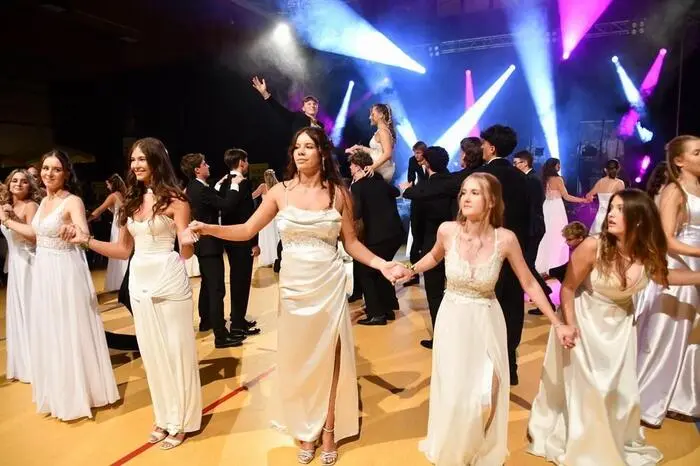 Für die bezaubernde Polonaise unter der Choreografie von Roswitha Hönegger gab es von den Ballgästen besonders viel Applaus. 