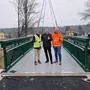 Bürgermeister Manfred Schaffer (Mitte) mit Thomas Karl (rechts) von der zuständigen Landesabteilung 16 und Peter Krautgartner von Klöcher Bau stehen auf der neu montierten Radfahrbrücke