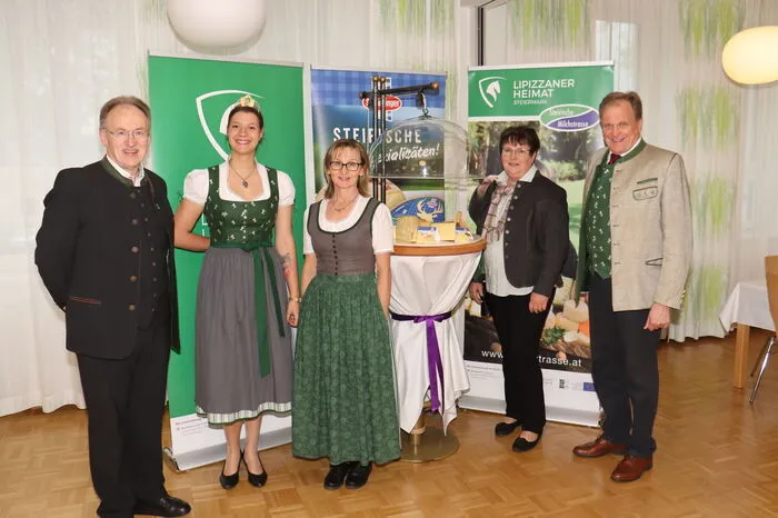 Den Abend genossen unter vielen anderen auch Weinsommelier Josef Stiendl, Weinkönigin Katrin Dokter, Fachschul-Direktorin Margit Langmann, Helene Wipfler von der Steirischen Milchstrasse sowie der Landtagsabgeordnete und Bürgermeister Erwin Dirnberger (von links)