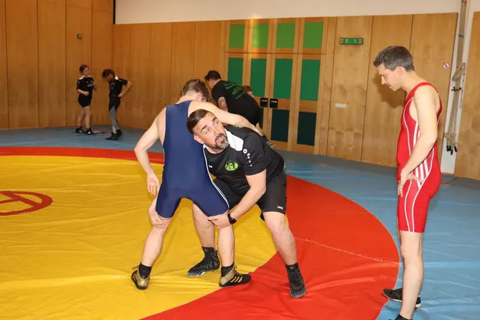 Trainer Dieter Vodovnik (Mitte) und Kropf versuchten anschaulich ein paar Grifftechniken zu vermitteln.