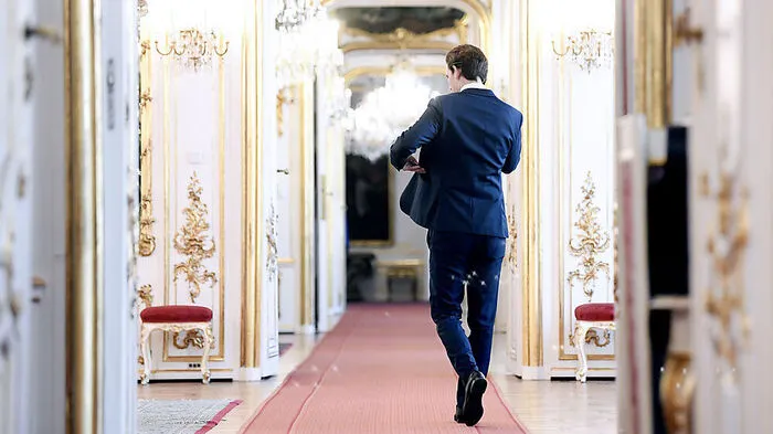 Sebastian Kurz zog sich am 2. Dezember 2021 als Bundesparteiobmann und Klubobmann der ÖVP zurück - er  war Anfang Oktober 2021 im Zusammenhang mit Ermittlungen der Wirtschafts- und Korruptionsstaatsanwaltschaft in der Inseratenaffäre als Bundeskanzler zurückgetreten. 