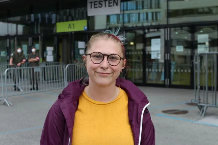 Jaqueline Waldhör (24) aus Graz: Ich brauche den Test morgen für die Arbeit. Ich arbeite in der Gastro, im Sägewerk. Einmal wieder arbeiten nach so langer Zeit ist schon nice. Morgen nach der Arbeit wollen meine Freunde und ich essen gehen. Ich finde es super, dass die Teststraßen länger offen haben. Ich hätte es heute sonst nicht her geschafft, wir haben im Sägewerk gerade alles noch vorbereitet für die Öffnung.