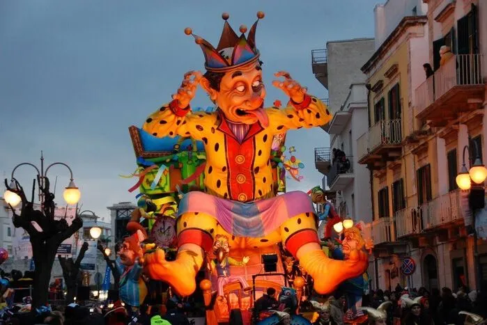 Der älteste Fasching Europas. 2017 feiert der Karneval in Putignano bereits sein 619. Jubiläum. Der ganztägige Ausflug gibt den Besuchern genügend Zeit, um die Magie dieses italienischen Karnevals auf sich wirken zu lassen. Zu Tagesbeginn werden beispielsweise aufwendige Pappmaché-Skulpturen hergestellt.