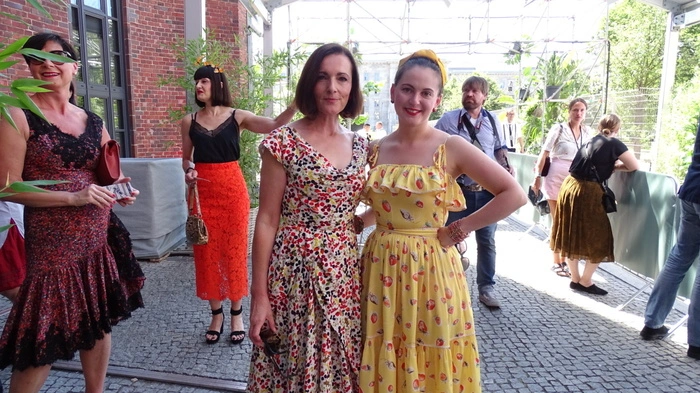 Lena Hoschek's Thema "Tutti Frutti" nahmen sich die Gäste in Berlin zu Herzen.