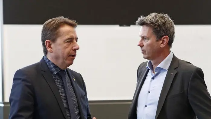 FPÖ-Chef Erwin Angerer (links) kritisiert Landeshauptmann Daniel Fellner (SPÖ)