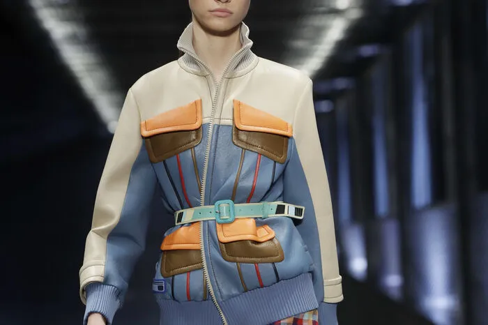 Retro-Grafik und poppige Blüten dominieren das Musterbild. Die Models trugen gedeckte Farben, Karo-Muster und Pullunder über Blusen.