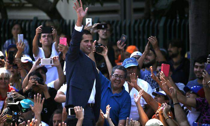 Juan Guaidó nimmt ein Bad in der Menge 