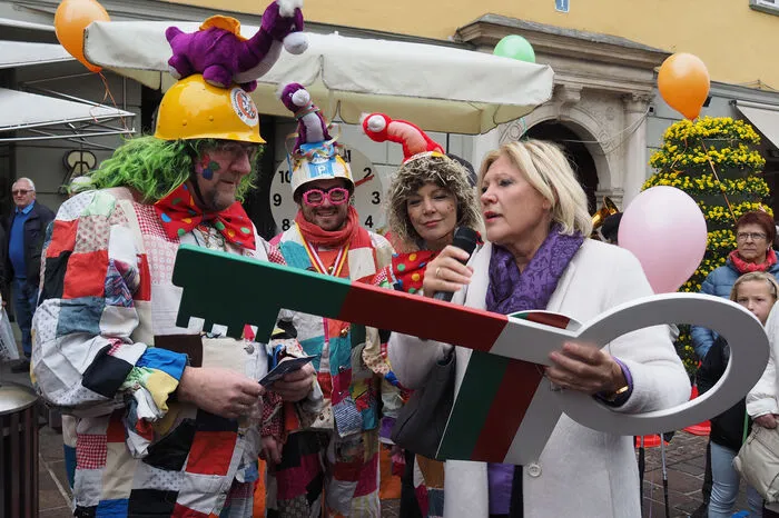 Das hörte die Klagenfurter Bürgermeisterin Maria-Luise Mathiaschitz bei der Schlüsselübergabe der Stadt gar nicht gern. Sie empfahl dem Faschingsgildenobmann eine "Nachschulung". Daraufhin schickte er die anwesenden Politiker zum Gaudium der Zuschauer mit Kinderfahrzeugen in ein Hindernisrennen, an dessen Ende eingeparkt werden sollte. . .