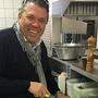 In der Küche fühlt sich der zukünftige „Fernseh-Koch“ Bernhard Schicho sichtlich wohl. Er wird bei der ZDF-Küchenschlacht aufkochen