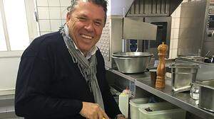 In der Küche fühlt sich der zukünftige „Fernseh-Koch“ Bernhard Schicho sichtlich wohl. Er wird bei der ZDF-Küchenschlacht aufkochen