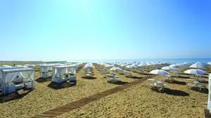 Ein Bild mit Seltenheitswert: Ist die Sonne in Jesolo erst einmal am Himmel, entwickelt sich der Strand im Normalfall zum Hotspot