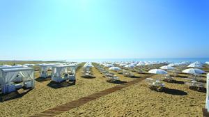 Ein Bild mit Seltenheitswert: Ist die Sonne in Jesolo erst einmal am Himmel, entwickelt sich der Strand im Normalfall zum Hotspot