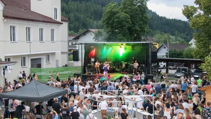 Party-Stimmung in der Breitenau: Zahlreiche Gäste strömten am Samstag zum „Open Air“ der Band „Die Fürsten“ auf den Marktplatz