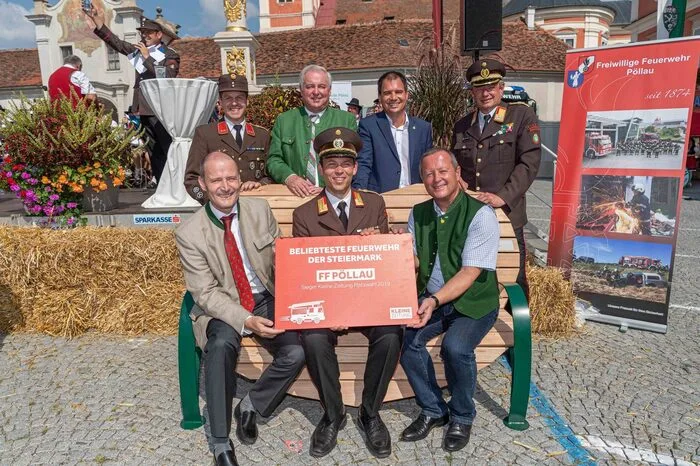 Als Preis gab es auch die beliebte Herzbank. "Die Herzbank, die sich die Feuerwehren mit ihrer Stimmenjagd erarbeitet haben, wird überall ein tolles Fotomotiv werden", versicherte Erich Neuhold, Geschäftsführer von Steiermark-Tourismus.
