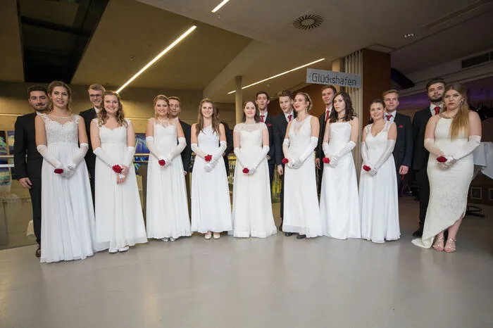 Die 26 Maturanten und 1 Maturantin sorgten für eine unvergessliche Ballnacht. Klicken Sie sich durch die Bilder!