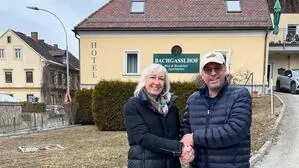 Der bisherige Eigentümer Christian Pink und Kolping-Präsidentin Christine Leopold bei der Schlüsselübergabe