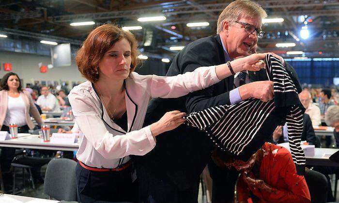 Leisten Hilfe: Parteisorsitzende Katja Kipping (l.) und der Fraktionsvorsitzende im Bundestag, Dietmar Bartsch
