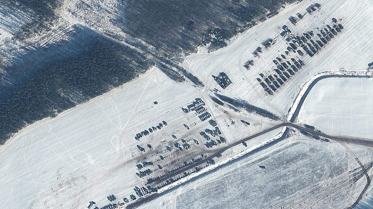 Ein Satellitenbild vom 4.2. zeigt Truppen und Ausrüstung in Belarus an der Grenze zur Ukraine