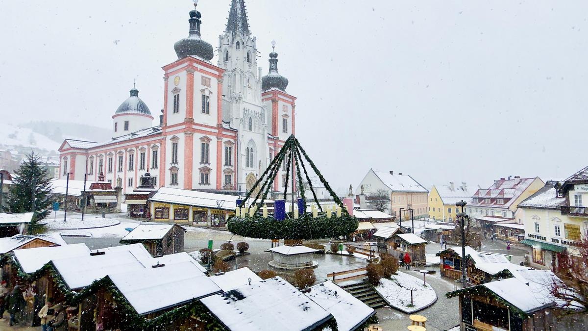 Die Basilika in Mariazell ist schon leicht mit Schnee bedeckt