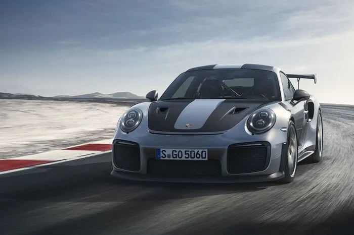 Porsche spricht sogar von Kurvengeschwindigkeiten auf dem Niveau von Supersportwagen, wer damit auch immer gemeint sein mag. Mächtige Luftein- und -auslässe haben ebenso einen unübersehbaren optischen Effekt wie auch der dominante Heckflügel.