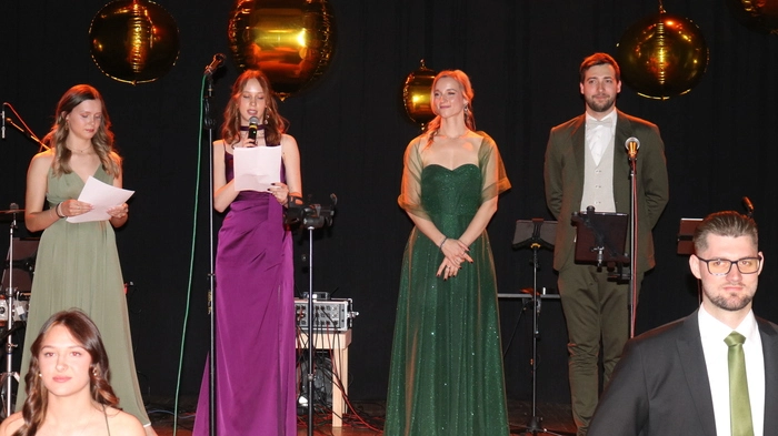 Valentina und Mathias Kunauer holten sich für die Eröffnung noch zwei Mitglieder der Tanzschule auf die Bühne.