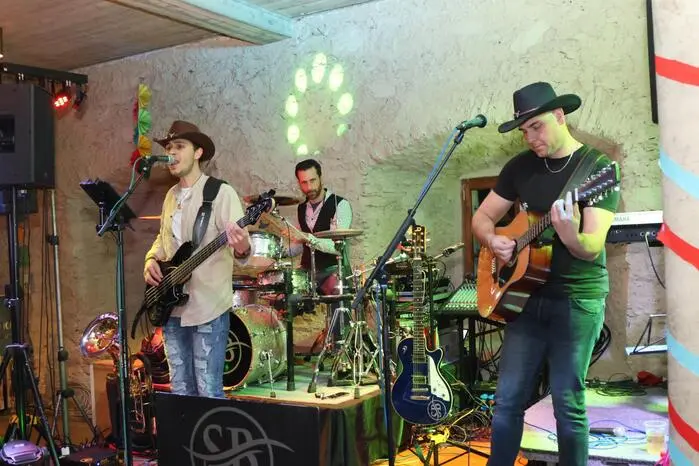 Für den Auftanz zeichnete die LJ Krappfeld verantwortlich, die „Silberbacher“ (Foto) sorgten für den musikalischen Schwung. Und DJ „Philipp“ war für das Auflegen der heißen Scheiben in der Disco verantwortlich. 