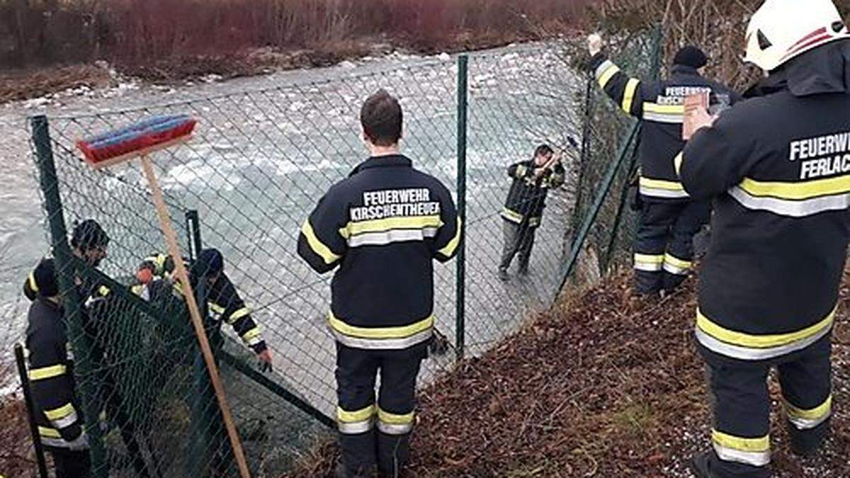 Kameraden der FF Kirschentheuer und Ferlach errichteten Absperrungen