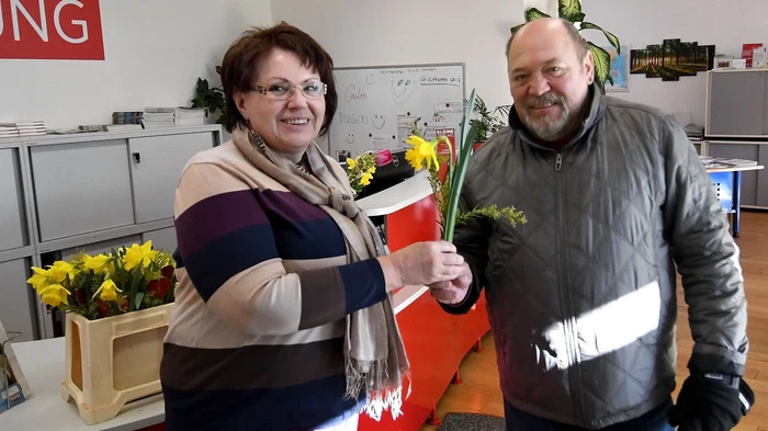 Die Kunden und Besucher des Kleine-Zeitung-Büros erhielten anlässlich des Valentinstags einen Blumengruß überreicht. Einige haben wir auch abgelichtet. Hier überreicht Sekretärin Elfi Brunnader eine Narzisse an den Weizer Slavko Repina.