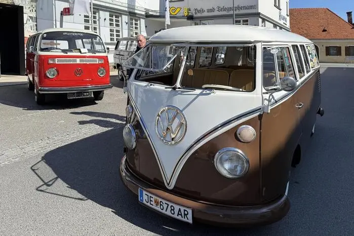 Gleichzeitig ging auch das „75 Jahre Bulli-Treffen“ am Augustinerplatz mit Teilnehmern aus der Oststeiermark und dem Südburgenland über die Bühne. 