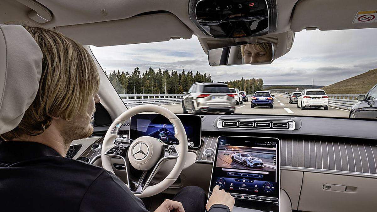 Mercedes-Benz erhält weltweit erste international gültige Systemgenehmigung für hochautomatisiertes Fahren