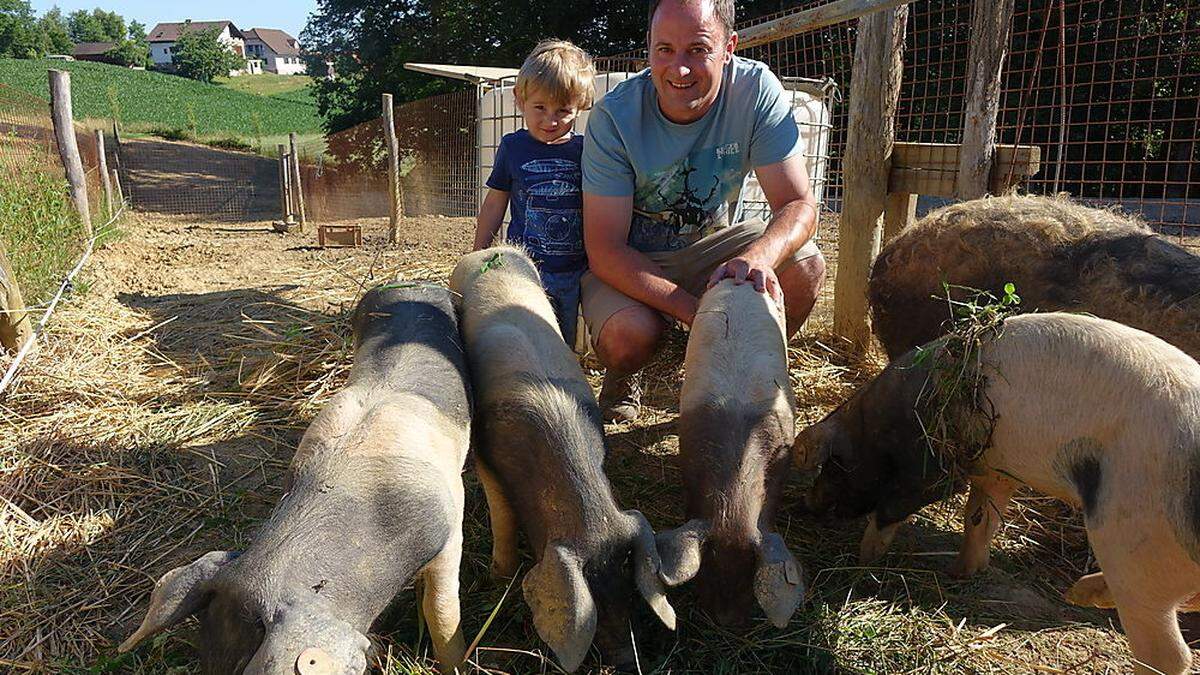 Josef Totter und sein Sohn Laurenz füttern die vielen Schweine