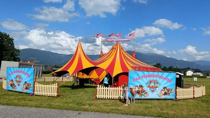 Das Figurentheater hat am Marktgelände sein Theaterzelt aufgeschlagen.