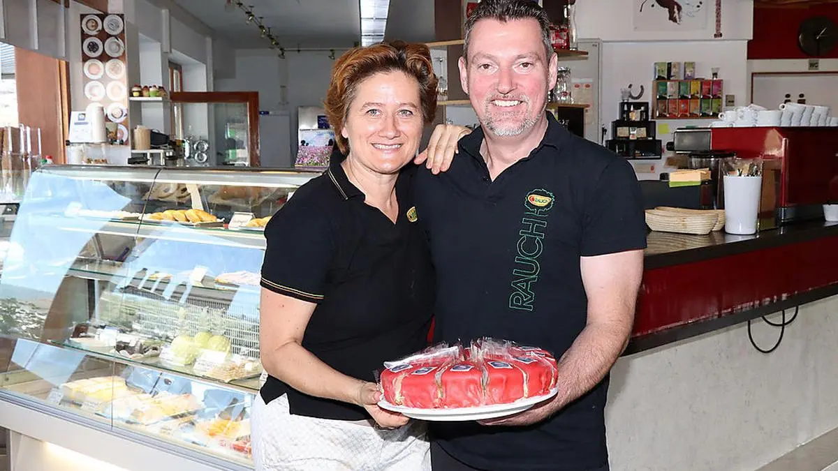 Evelyn und Franz Krall servieren die Torte 
