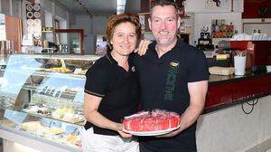 Evelyn und Franz Krall servieren die Torte 